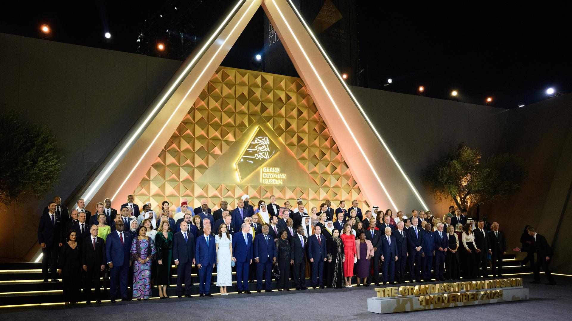 Eröffnung des Großen Ägyptischen Museums mit zahlreichen Staats- und Regierungschefs auf einem Gruppenbild. Eröffnung des Großen Ägyptischen Museums mit zahlreichen Staats- und Regierungschefs auf einem Gruppenbild.