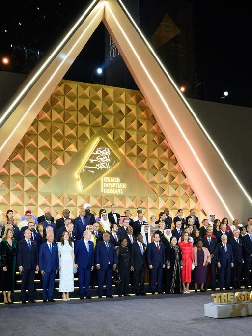 Eröffnung des Großen Ägyptischen Museums mit zahlreichen Staats- und Regierungschefs auf einem Gruppenbild.
