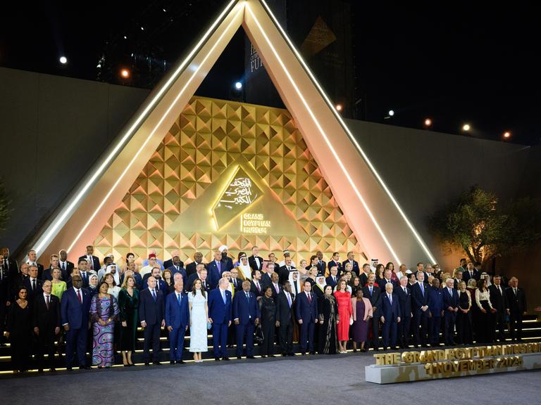 Eröffnung des Großen Ägyptischen Museums mit zahlreichen Staats- und Regierungschefs auf einem Gruppenbild.