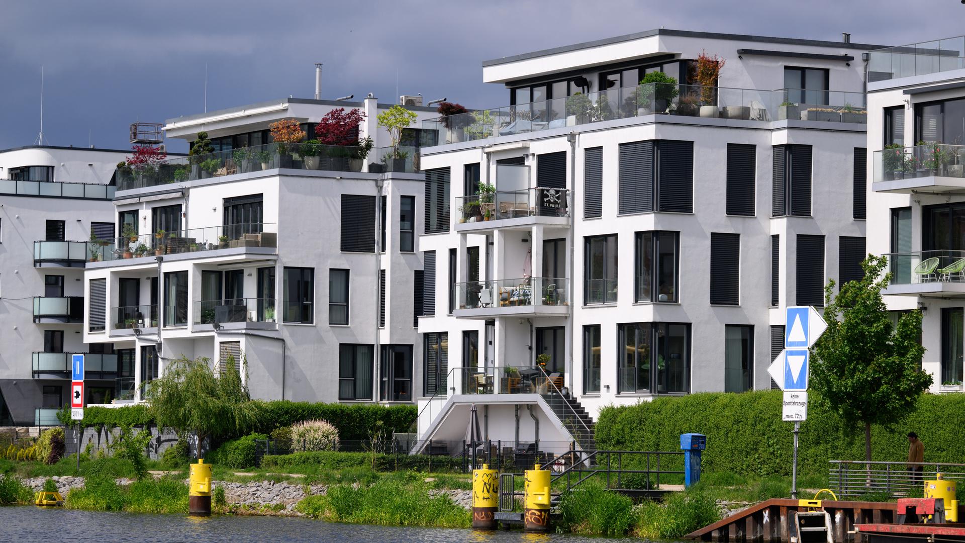 Blick auf mehrere Wohnungs-Neubauten. 