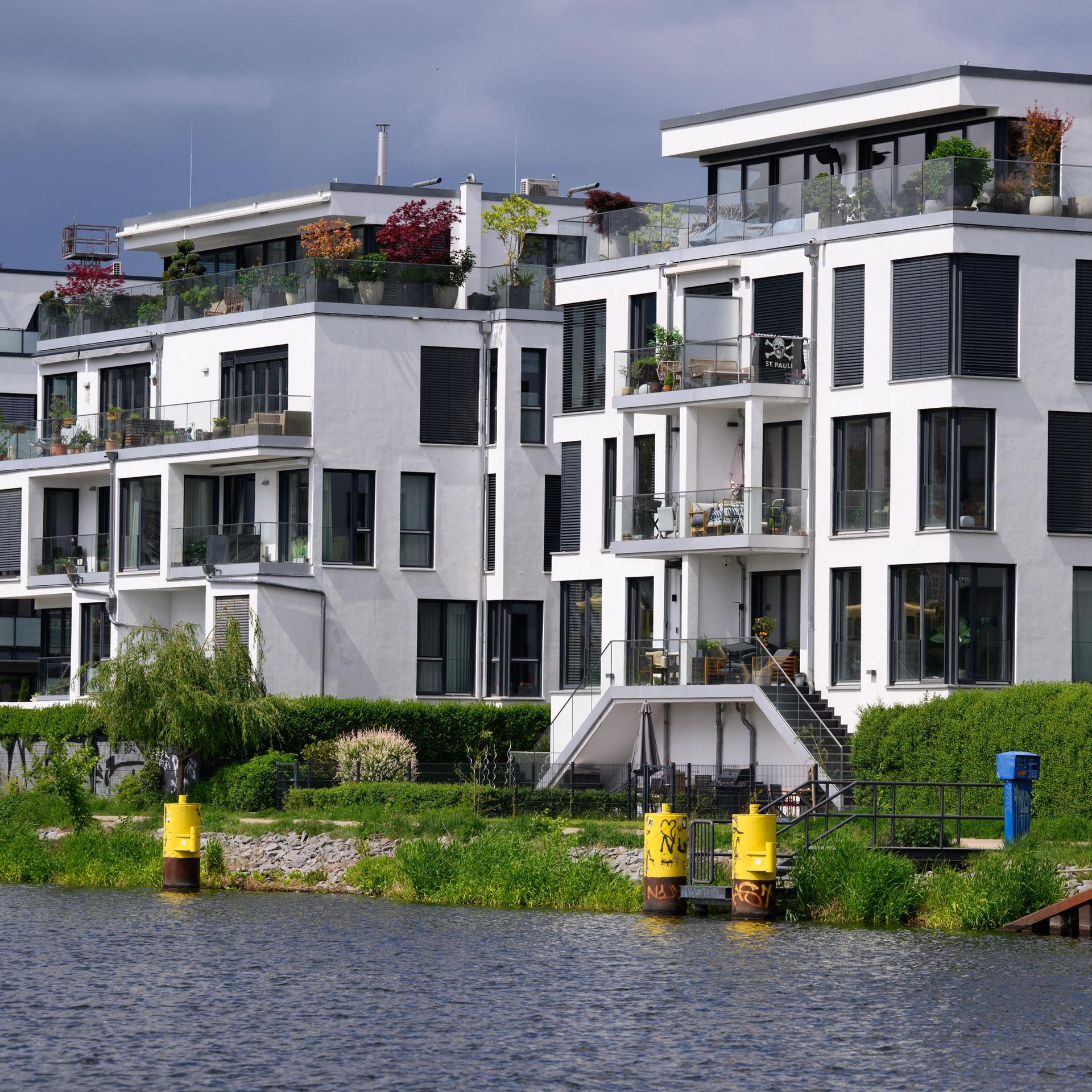 Blick auf mehrere Wohnungsneubauten am Wasser bei Tageslicht