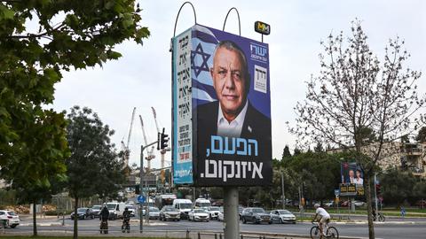 An einer Wahlplakatwand hängt ein Porträt des ehemaligen Militärchefs und Vorsitzenden der zentristischen Partei „Yashar“, Gadi Eisenkot. An einer Wahlplakatwand hängt ein Porträt des ehemaligen Militärchefs und Vorsitzenden der zentristischen Partei „Yashar“, Gadi Eisenkot.