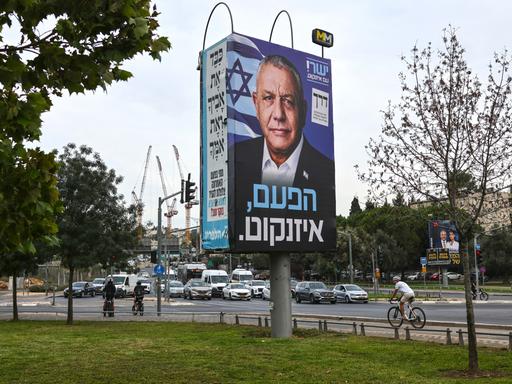 An einer Wahlplakatwand hängt ein Porträt des ehemaligen Militärchefs und Vorsitzenden der zentristischen Partei „Yashar“, Gadi Eisenkot.