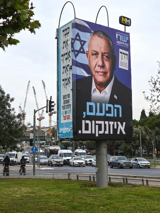 An einer Wahlplakatwand hängt ein Porträt des ehemaligen Militärchefs und Vorsitzenden der zentristischen Partei „Yashar“, Gadi Eisenkot.