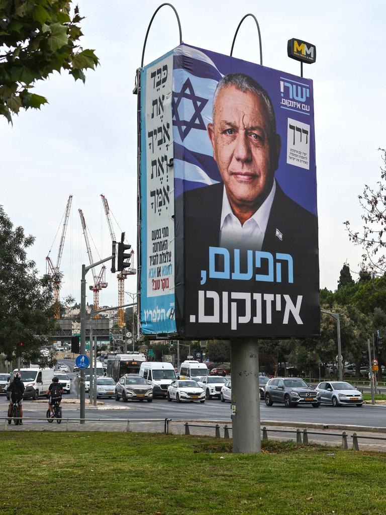 An einer Wahlplakatwand hängt ein Porträt des ehemaligen Militärchefs und Vorsitzenden der zentristischen Partei „Yashar“, Gadi Eisenkot.