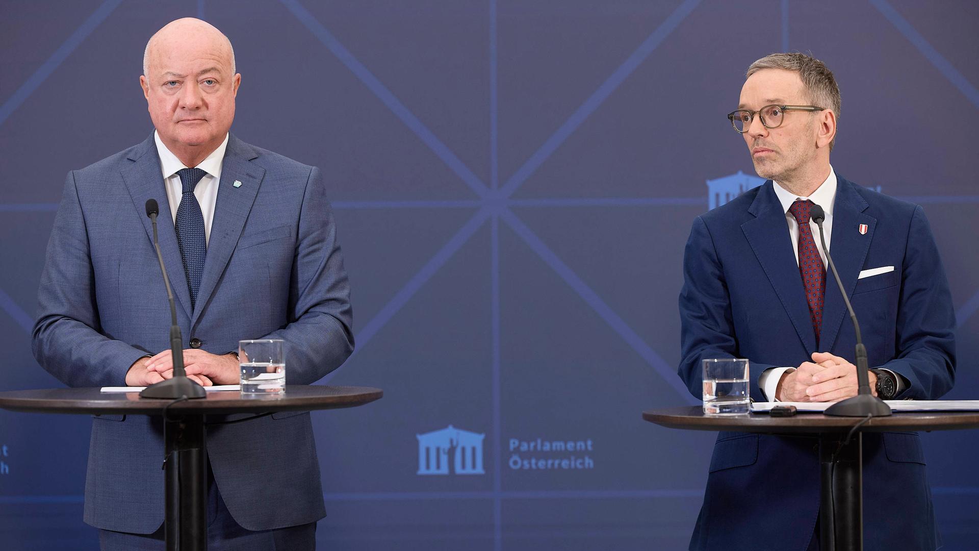 Pressekonferenz im Parlament über die Koalitionsverhandlungen. Christian Stocker, ÖVP (links) und Herbert Kickl, FPÖ stehen nebeneinander vor Mikrofonen.