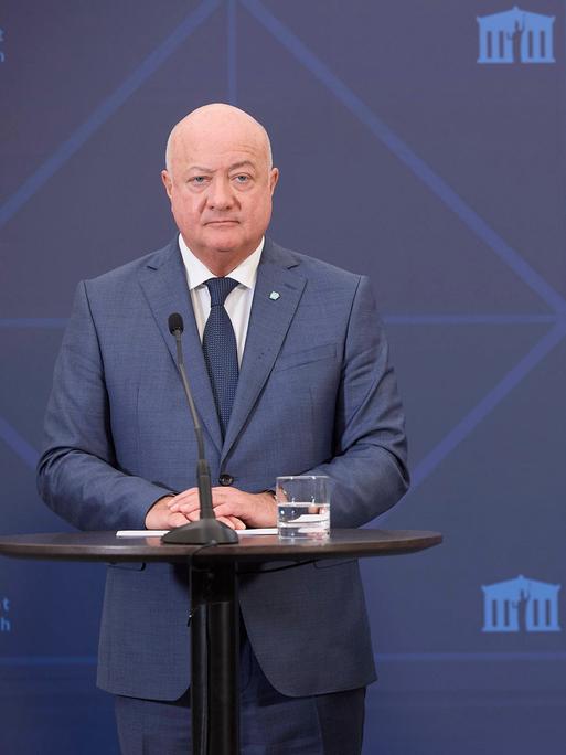 Pressekonferenz im Parlament über die Koalitionsverhandlungen. Christian Stocker, ÖVP (links) und Herbert Kickl, FPÖ stehen nebeneinander vor Mikrofonen.