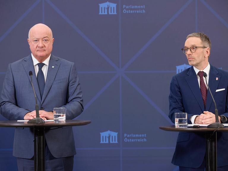 Pressekonferenz im Parlament über die Koalitionsverhandlungen. Christian Stocker, ÖVP (links) und Herbert Kickl, FPÖ stehen nebeneinander vor Mikrofonen.