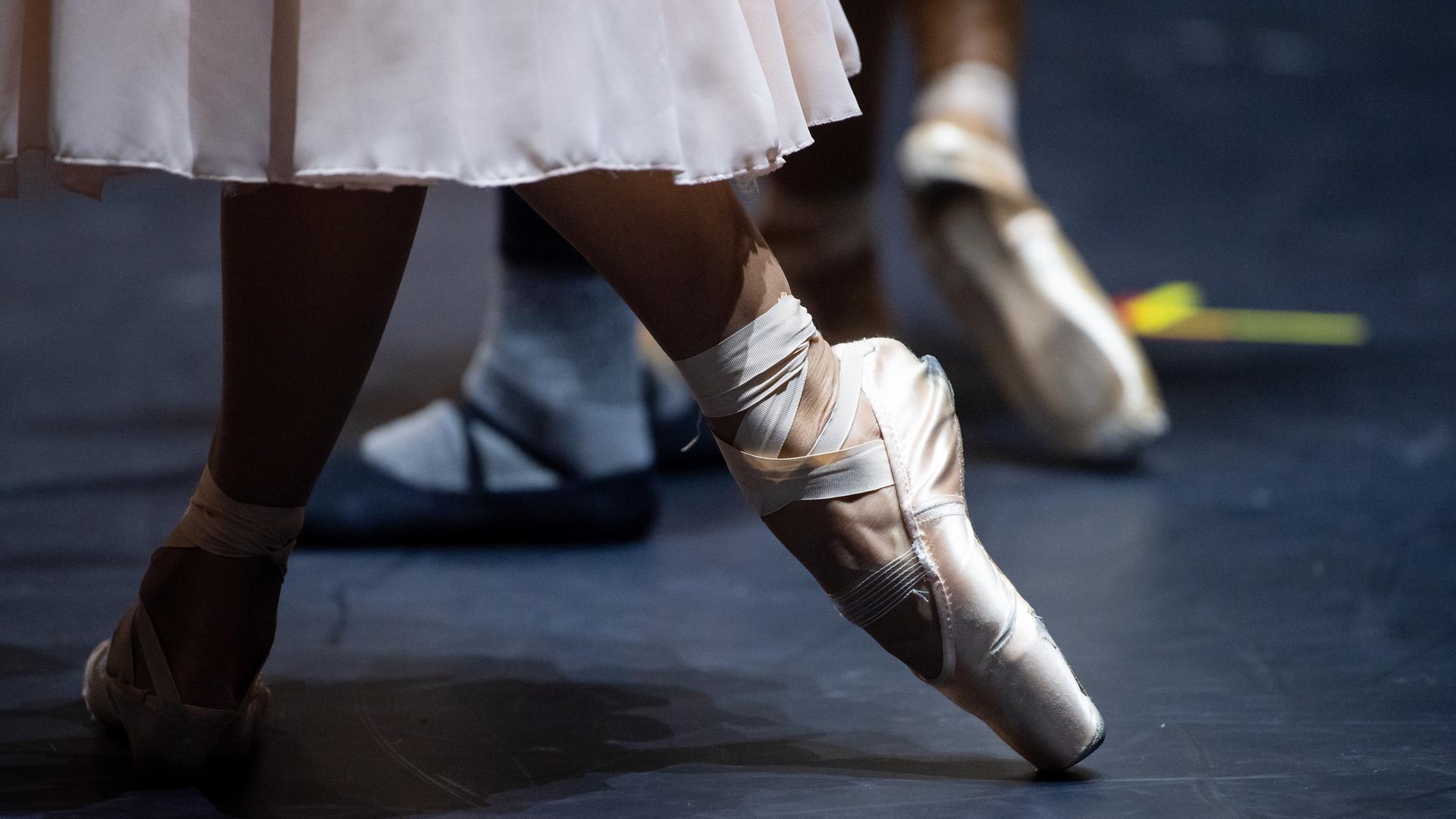 Spitzenschuhe und Beine von Balletttänzerinnen. Spitzenschuhe und Beine von Balletttänzerinnen.