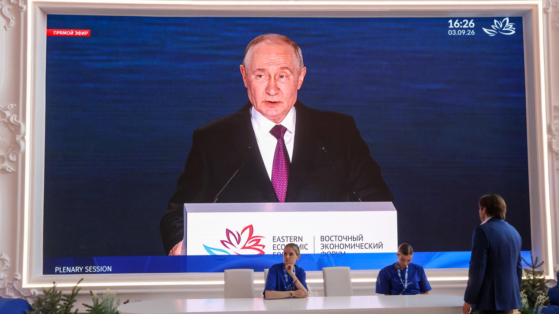 Wladimir Putins Rede wird auf einem Bildschirm übertragen.