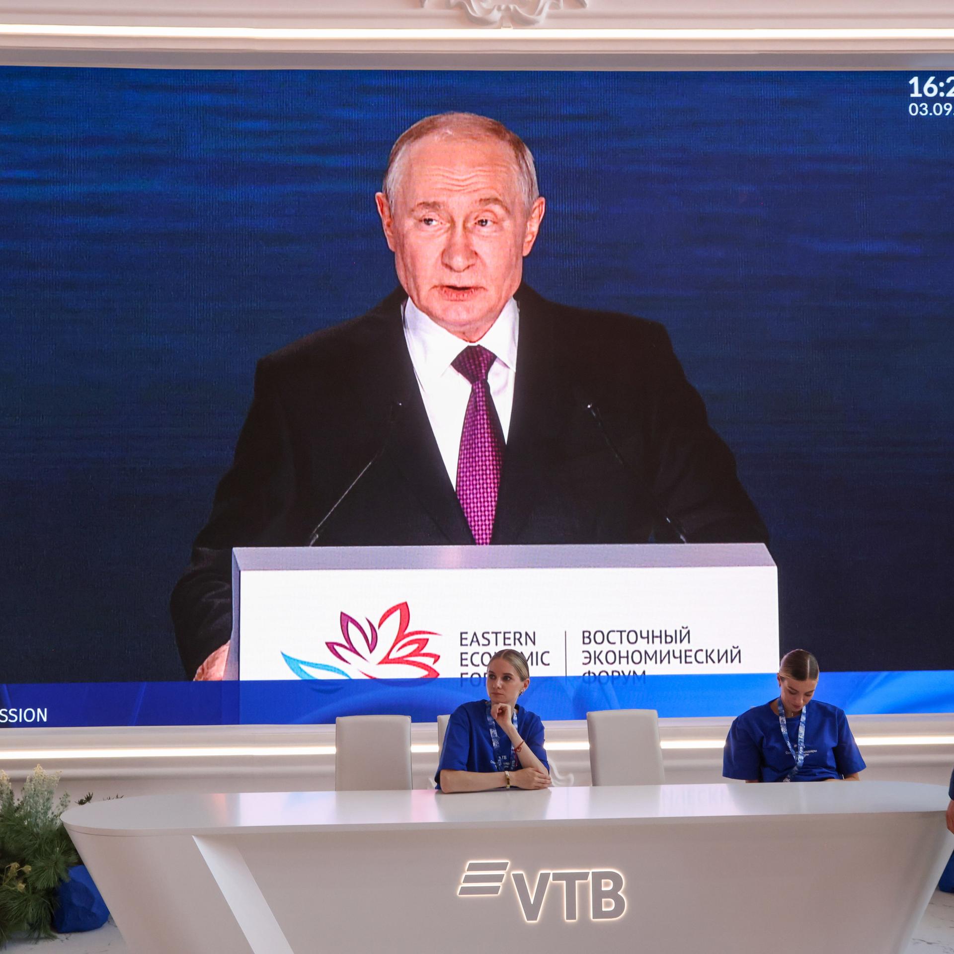 Wladimir Putins Rede wird auf einem Bildschirm übertragen.