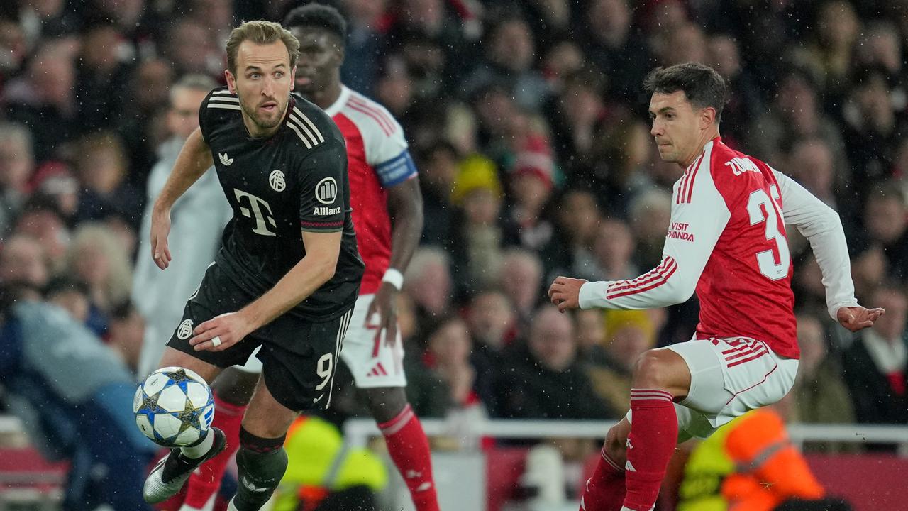 Kane im schwarzen Trikot treibt den Ball energisch vor Zubimendi im roten Trikot voran, der er überspielt hat.