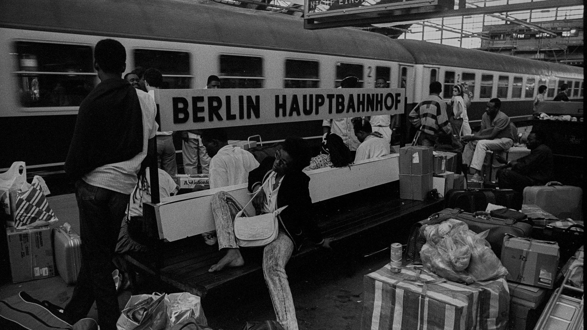 Vertragsarbeiterinnen und Vertragsarbeiter warten in der DDR am Berliner Hauptbahnhof.