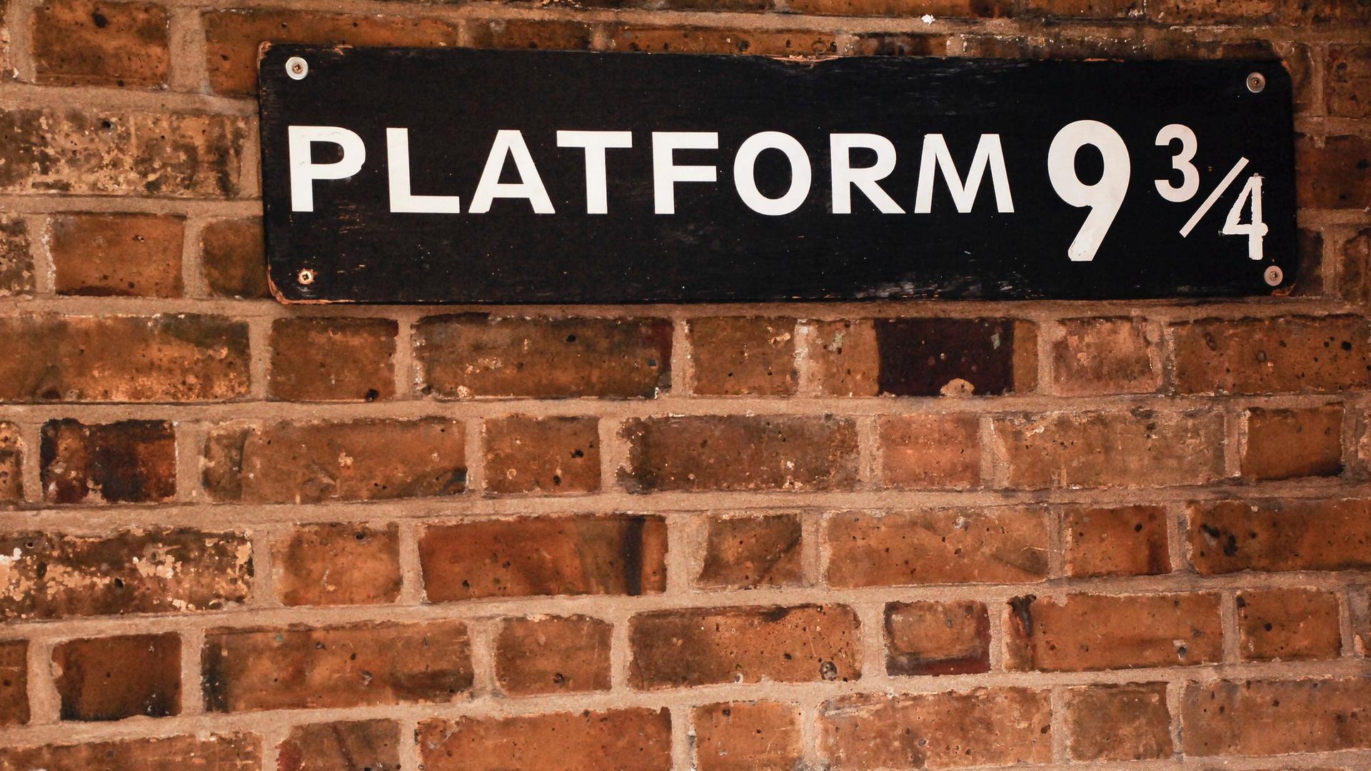 Am Bahnhof Kings Cross in London steht das Schild "Platform 9/3/4"