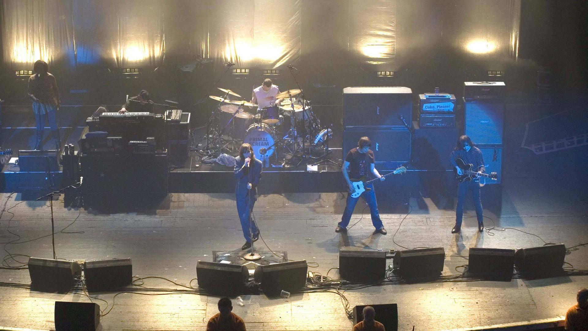 Die Band "Primal Scream" live on stage.