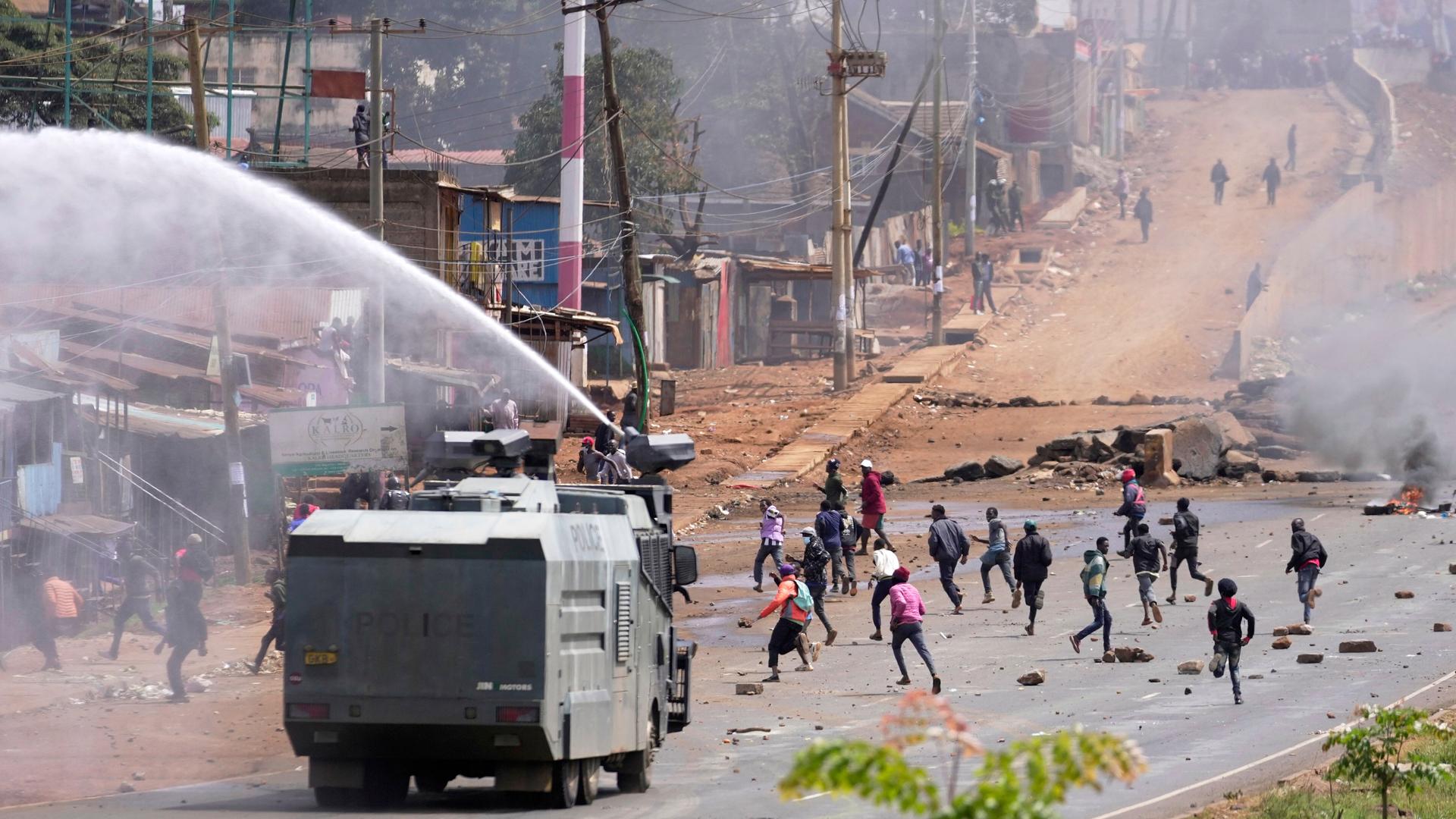 Bereitschaftspolizisten zerstreuen im Kangemi-Slum Demonstranten mit Wasserwerfern während der historischen "Saba Saba"-Proteste. 
