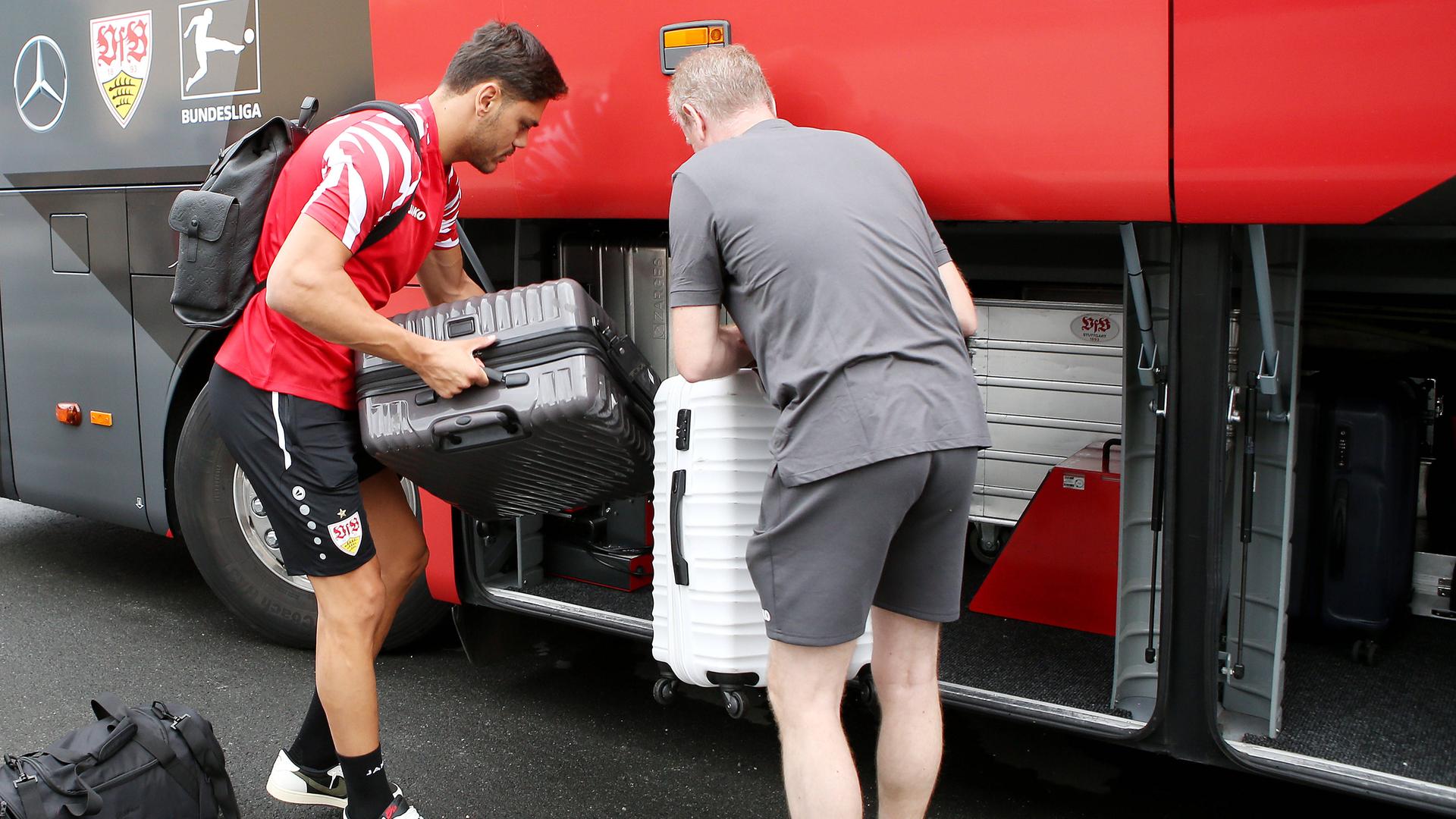 Koffer werden in den Mannschaftsbus des Fußballvereins VfB Stuttgart eingeladen. Koffer werden in den Mannschaftsbus des Fußballvereins VfB Stuttgart eingeladen.