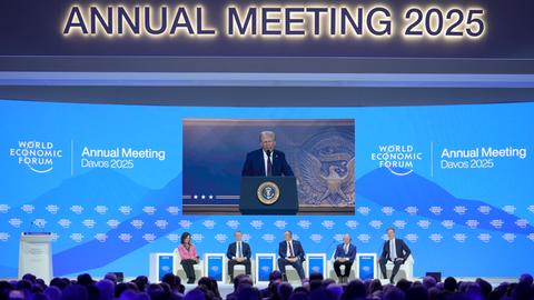 US-Präsident Trump nimmt virtuell an dem Weltwirtschaftsforum in Davos teil. Er ist auf einer großen Leinwand zu sehen.