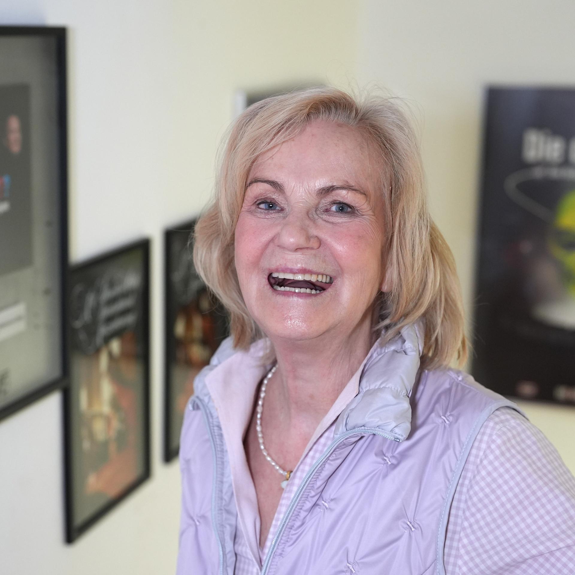 Heikedine Körting, Hörspielregisseurin und Chefin des Audiolabels Europa, steht vor Plakaten mit den Covern der Hörspielserie «Die drei ???» in der Villa in der Rothenbaumchaussee.