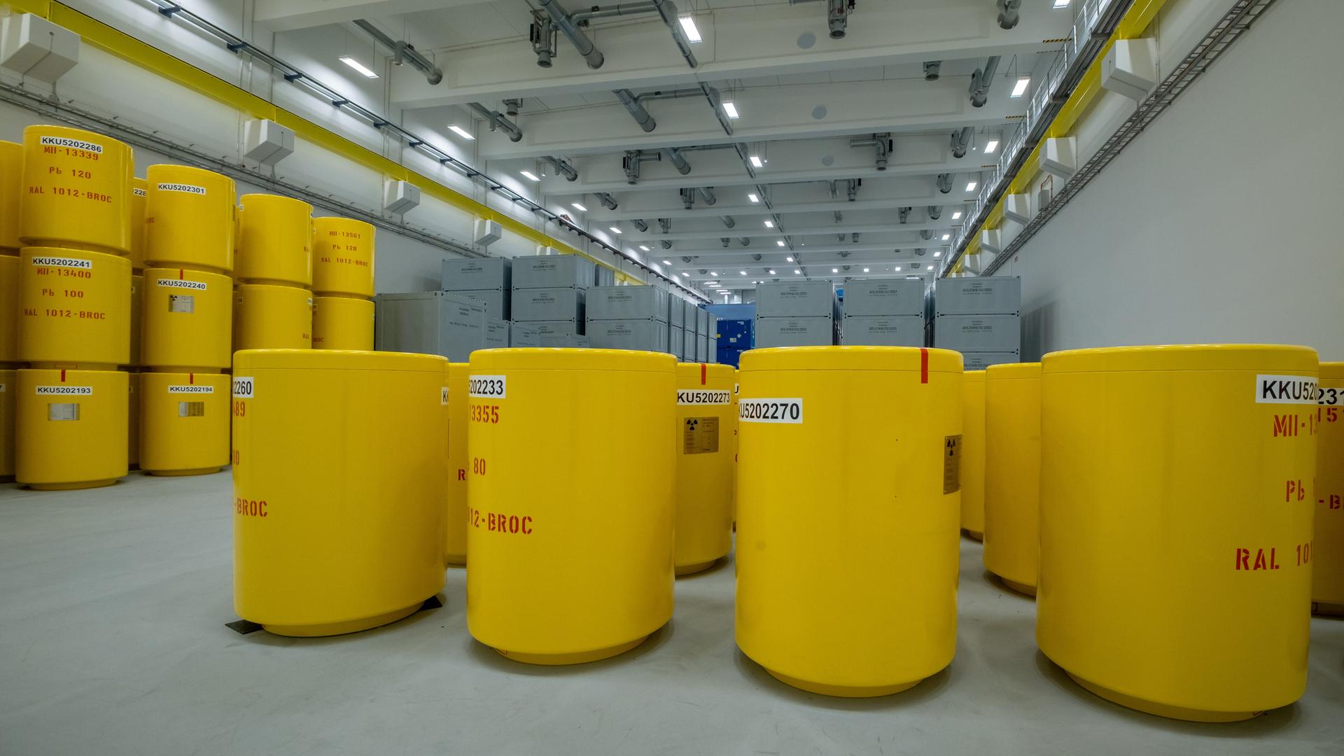 Gelbe Tonnen im Abfall-Zwischenlager Unterweser 2, Zwischenlager für schwach- und mittelradioaktive Abfälle