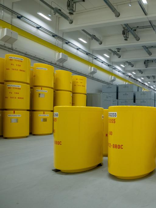 Gelbe Tonnen im Abfall-Zwischenlager Unterweser 2, Zwischenlager für schwach- und mittelradioaktive Abfälle