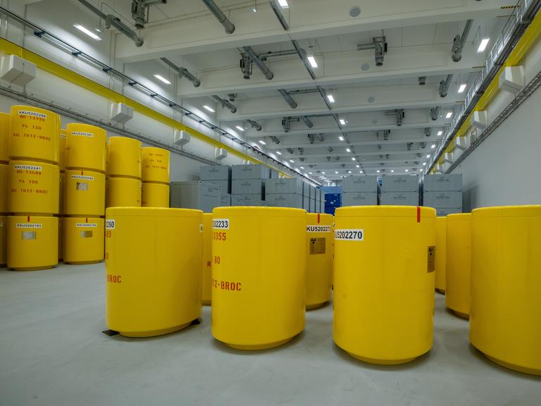 Gelbe Tonnen im Abfall-Zwischenlager Unterweser 2, Zwischenlager für schwach- und mittelradioaktive Abfälle