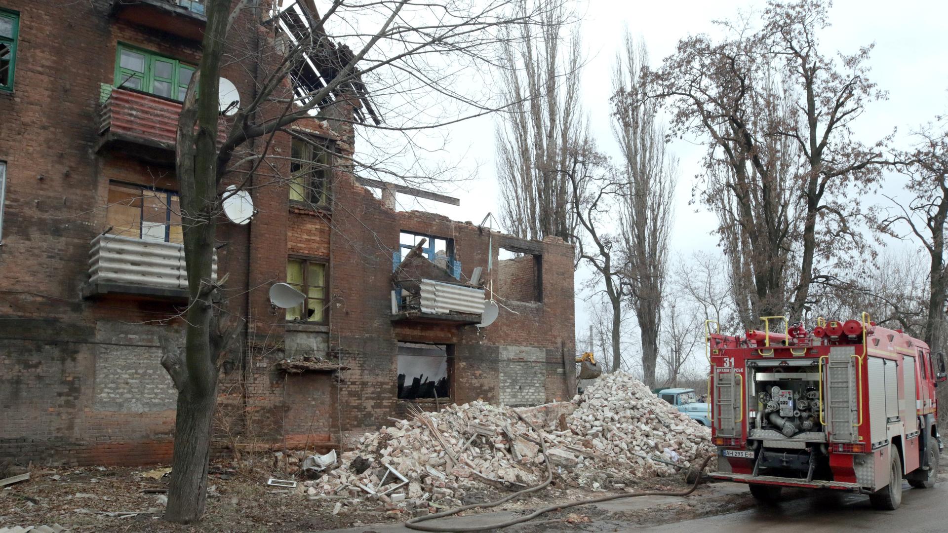 Ukraine, Kramatorsk: Ein Feuerwehrfahrzeug steht vor einem durch russischen Beschuss teilweise zerstörten Wohnhaus in der Region Donezk.