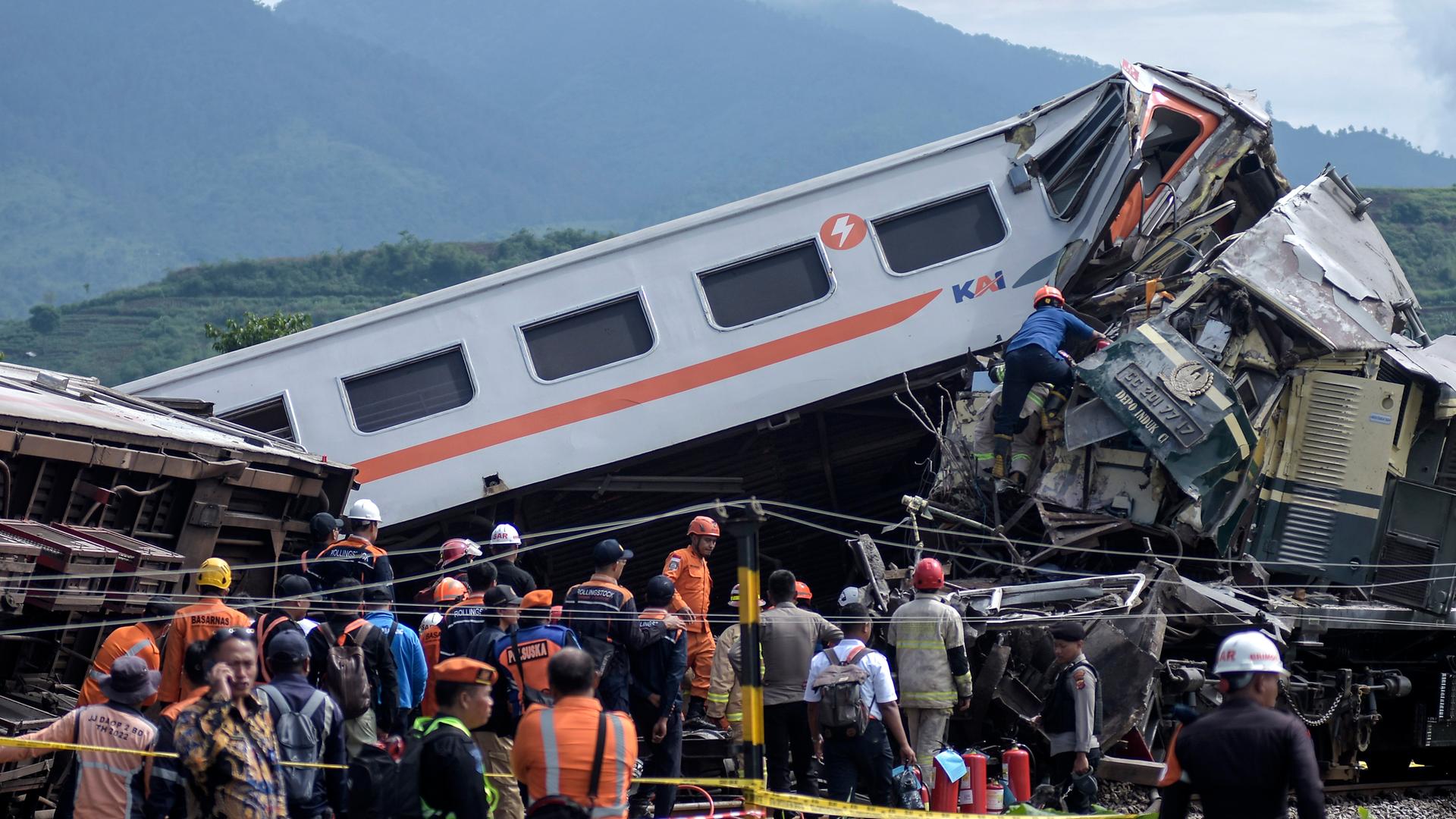 Cicalengka: Rettungskräfte inspizieren die Zugwracks nach dem Zusammenstoß zweier Züge.