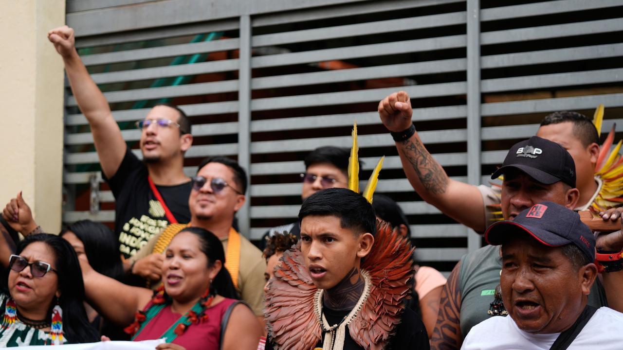 Indigene demonstrieren beim Weltklimagipfel in Belem. 