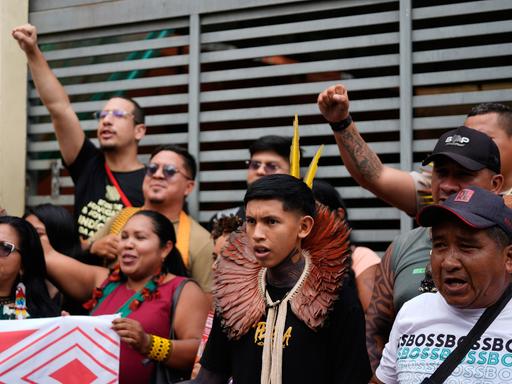 Indigene demonstrieren beim Weltklimagipfel in Belem. Indigene demonstrieren beim Weltklimagipfel in Belem.