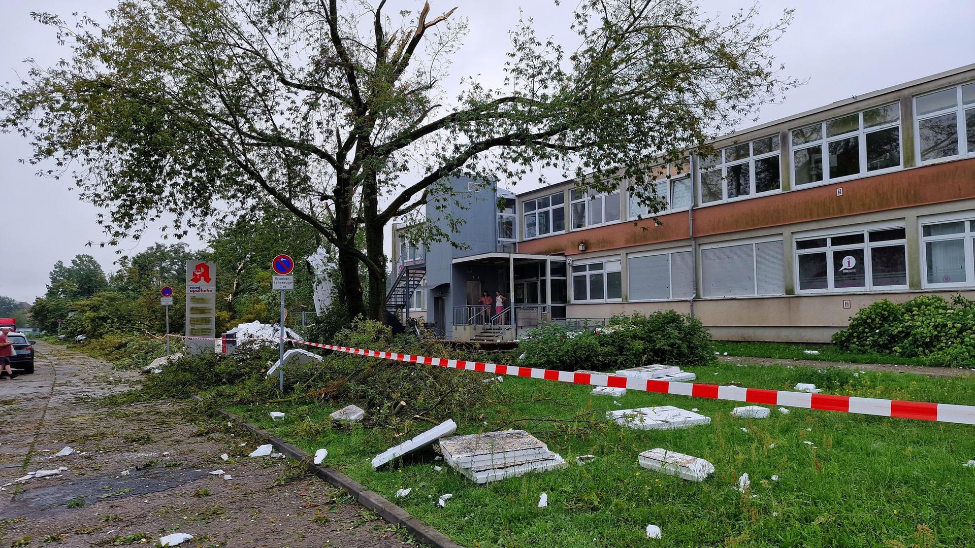 Brandenburg: Abgesperrt ist nach dem Unwetter ein stark beschädigtes Gebäude in Brandenburg an der Havel. Brandenburg: Abgesperrt ist nach dem Unwetter ein stark beschädigtes Gebäude in Brandenburg an der Havel.