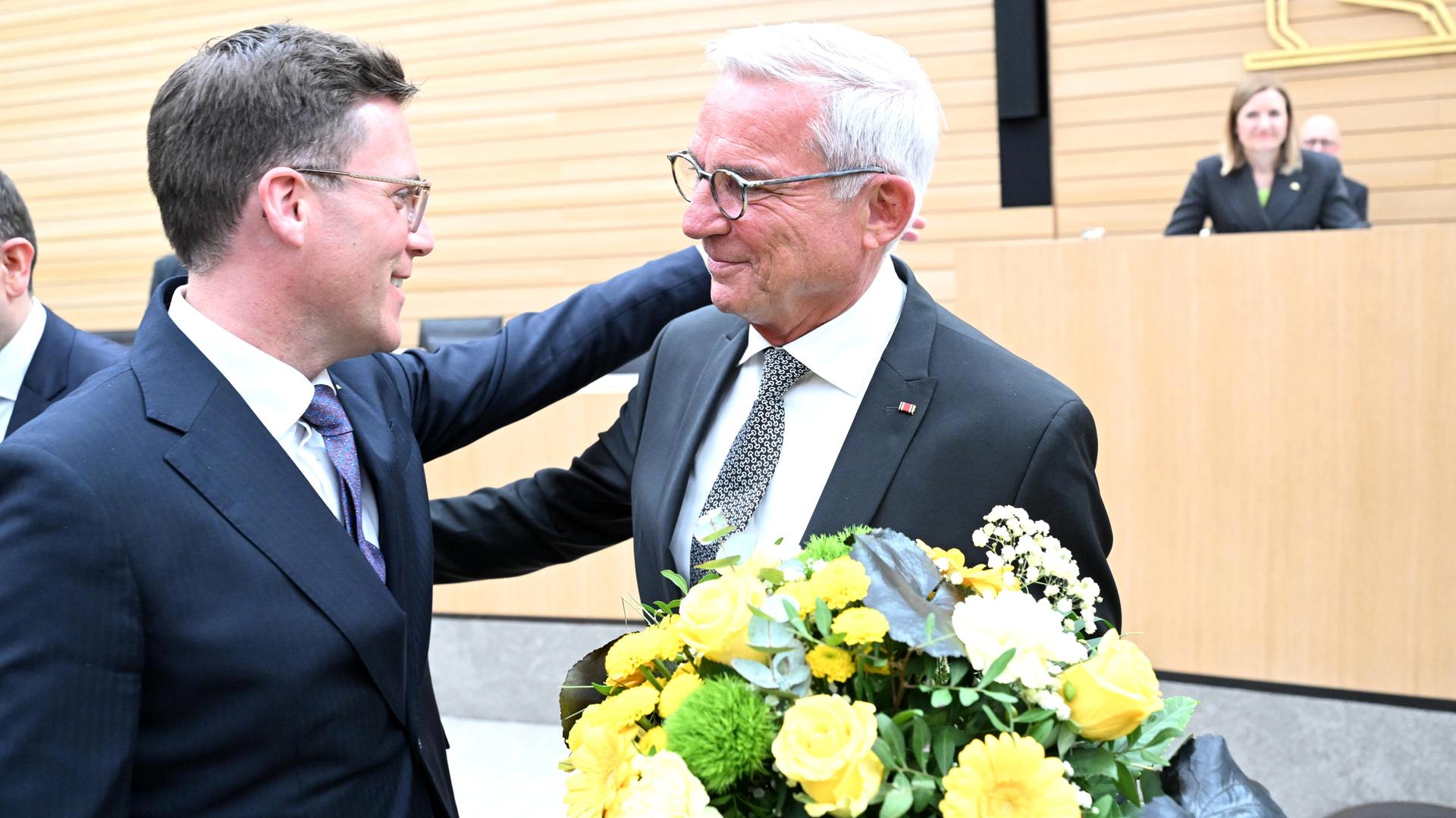 Manuel Hagel (CDU,l), designierter stellvertretender Ministerpräsident von Baden-Württemberg, gratuliert Thomas Strobl (CDU) nach der Wahl zum Landtagspräsidenten.