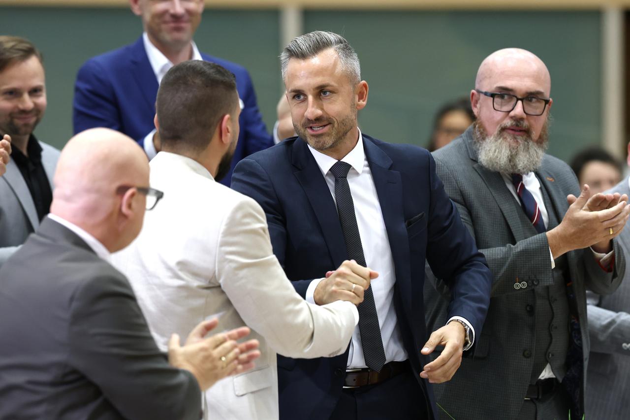 Ulrich Siegmund (M, AfD) gratuliert Tobias Rausch (AfD) zu der Wahl zum Landtagspräsidenten, während der konstituierenden Sitzung des Landtags von Sachsen-Anhalt. Ulrich Siegmund (M, AfD) gratuliert Tobias Rausch (AfD) zu der Wahl zum Landtagspräsidenten, während der konstituierenden Sitzung des Landtags von Sachsen-Anhalt.