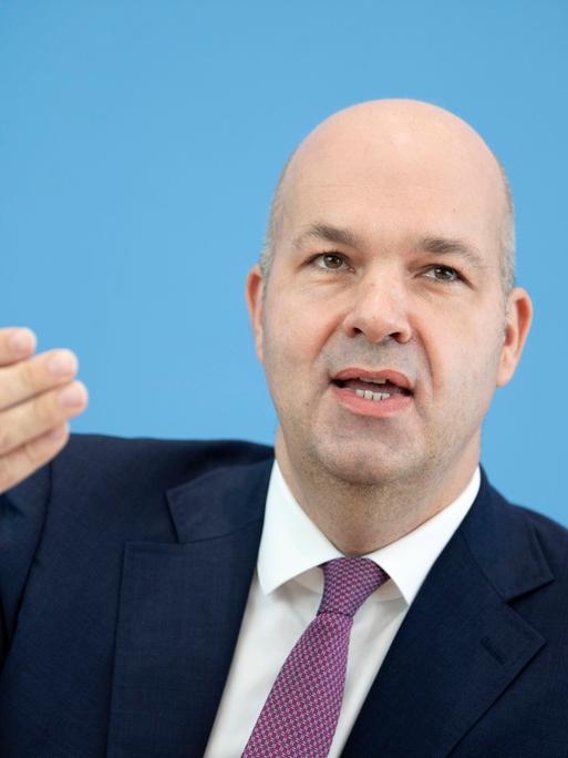 Marcel Fratzscher, Präsident des Deutschen Instituts für Wirtschaftsforschung, während der Bundespressekonferenz