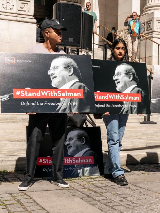 Aktivisten beteiligen sich an einer Solidaritätsaktion für den Schriftsteller Salman Rushdie in New York nach dem Anschlag auf ihn im August 2022. 
