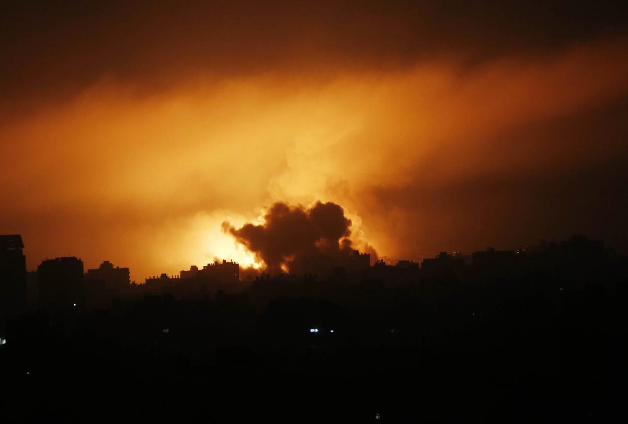 Das Foto zeigt eine Rauchwolke in der Nacht nach einem israelischen Luftangriff auf ein Ziel in Gaza-Stadt.