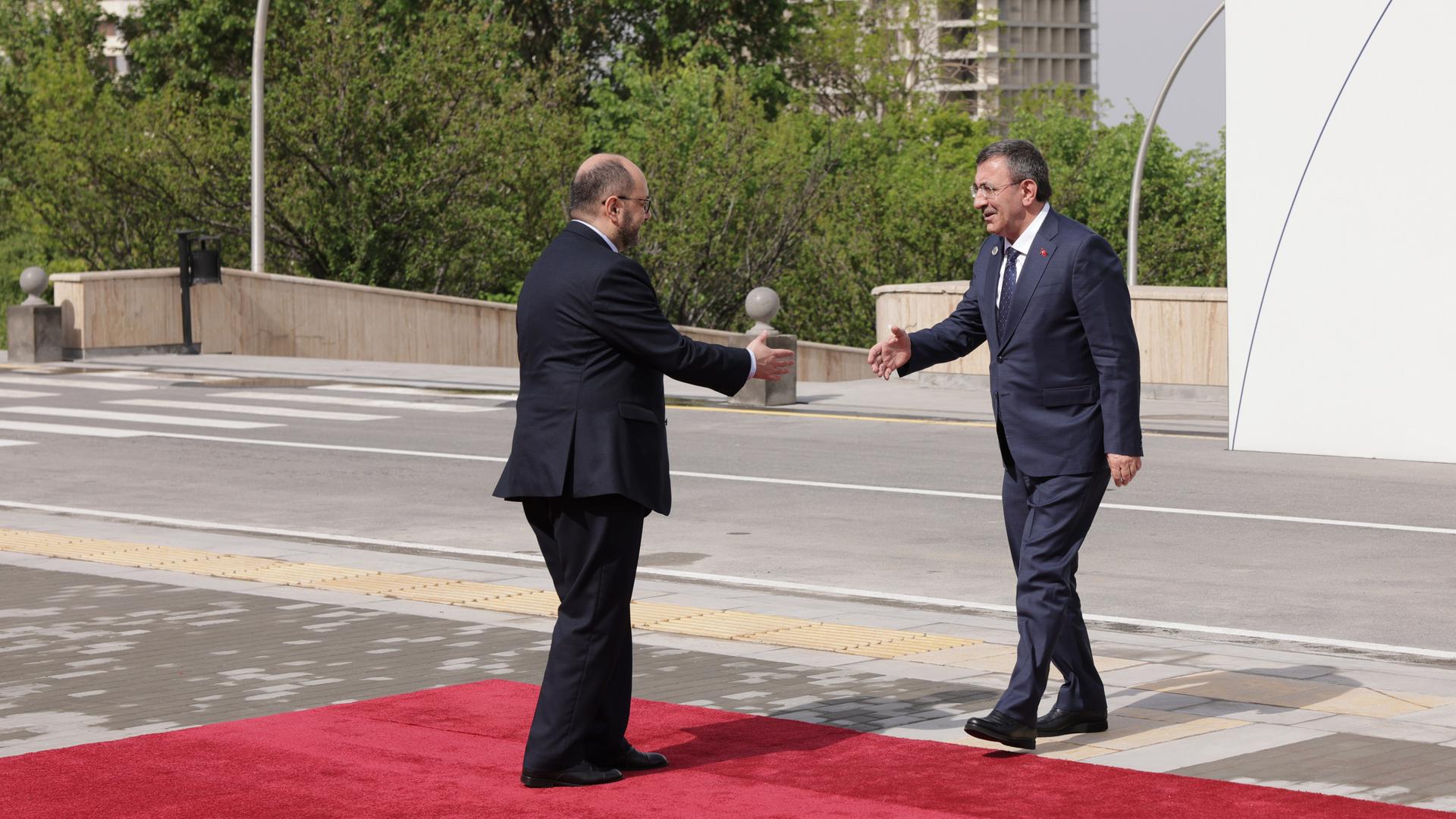 Der türkische Vizepräsident Cevdet Yilmaz schüttelt einem Mann die Hand. 