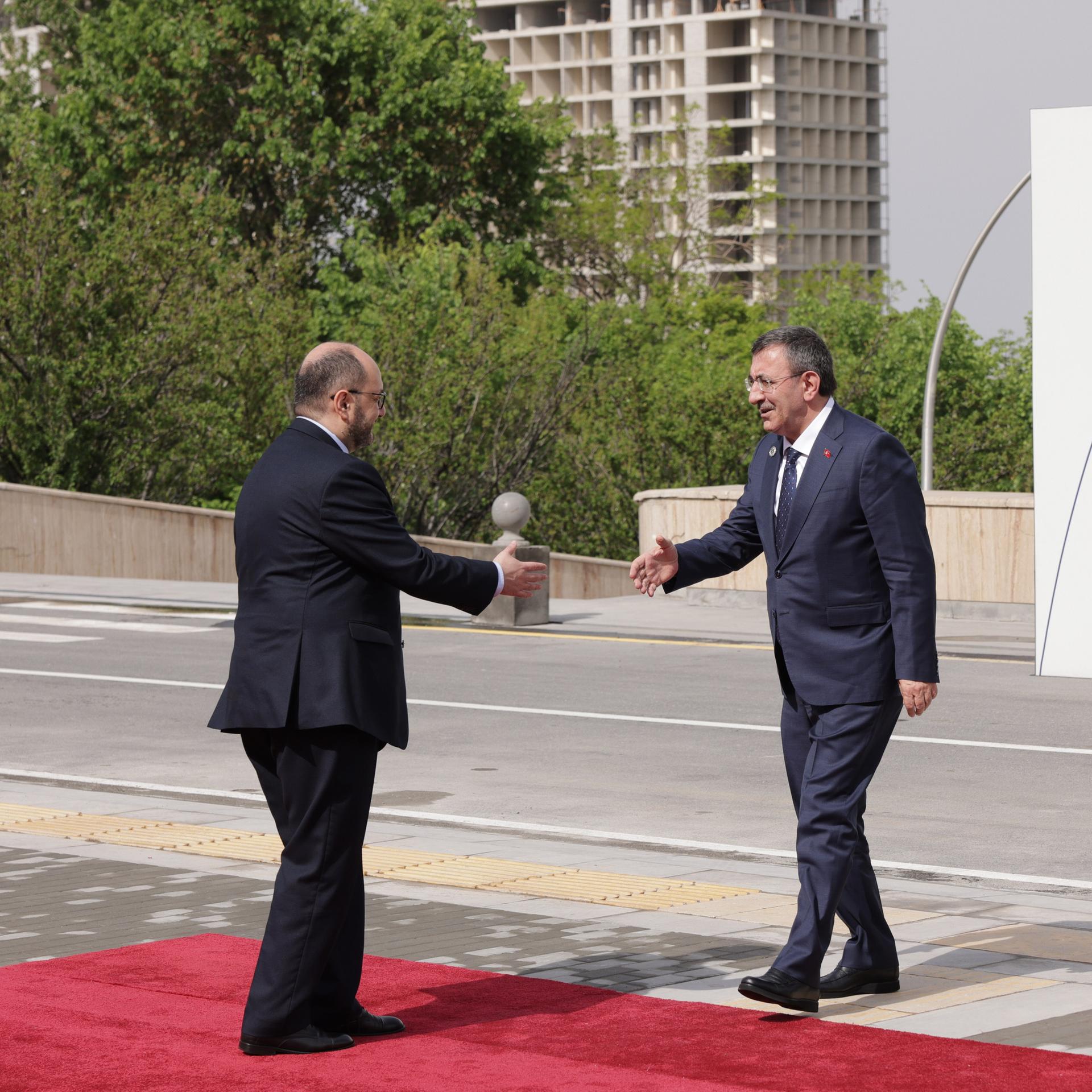 Der türkische Vizepräsident Cevdet Yilmaz schüttelt einem Mann die Hand. 