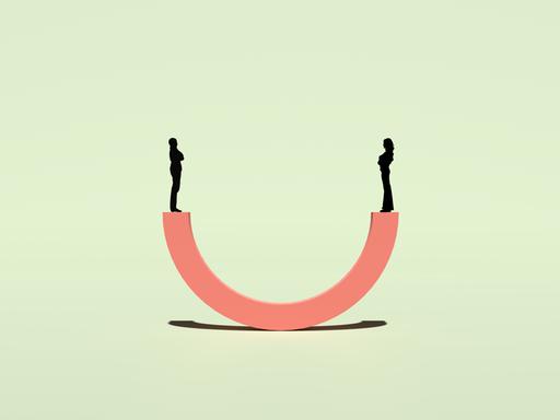 Die Illustration zeigt einen Mann und eine Frau die auf einer orangefarbenen Waage in Form eines Bogen balancieren und sich in Waage halten. Die Illustration zeigt einen Mann und eine Frau die auf einer orangefarbenen Waage in Form eines Bogen balancieren und sich in Waage halten.