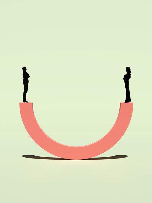 Die Illustration zeigt einen Mann und eine Frau die auf einer orangefarbenen Waage in Form eines Bogen balancieren und sich in Waage halten. Die Illustration zeigt einen Mann und eine Frau die auf einer orangefarbenen Waage in Form eines Bogen balancieren und sich in Waage halten.