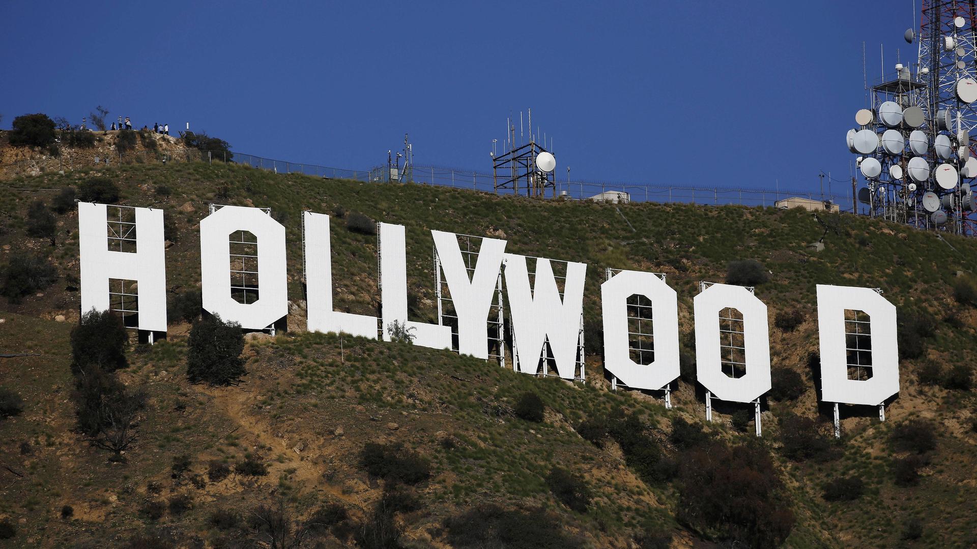Das berühmte Hollywood Zeichen in den Bergen der Hollywood Hills oberhalb des Stadtteils Hollywood in Los Angeles. Das berühmte Hollywood Zeichen in den Bergen der Hollywood Hills oberhalb des Stadtteils Hollywood in Los Angeles.