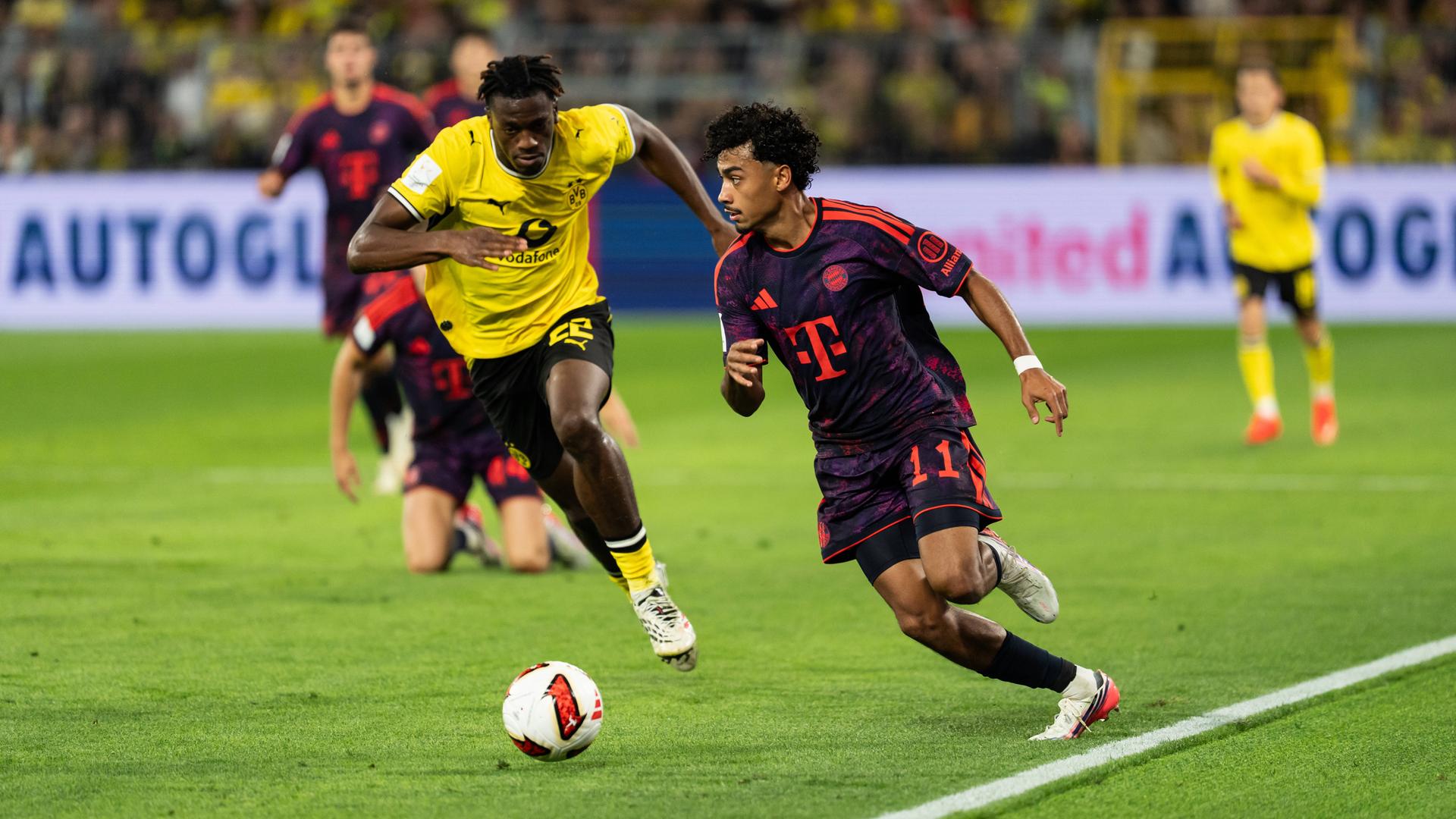 Zweikampf zwischen Nathaniel Brown vom FC Bayern München und Joane Gadou von Borussia Dortmund.
