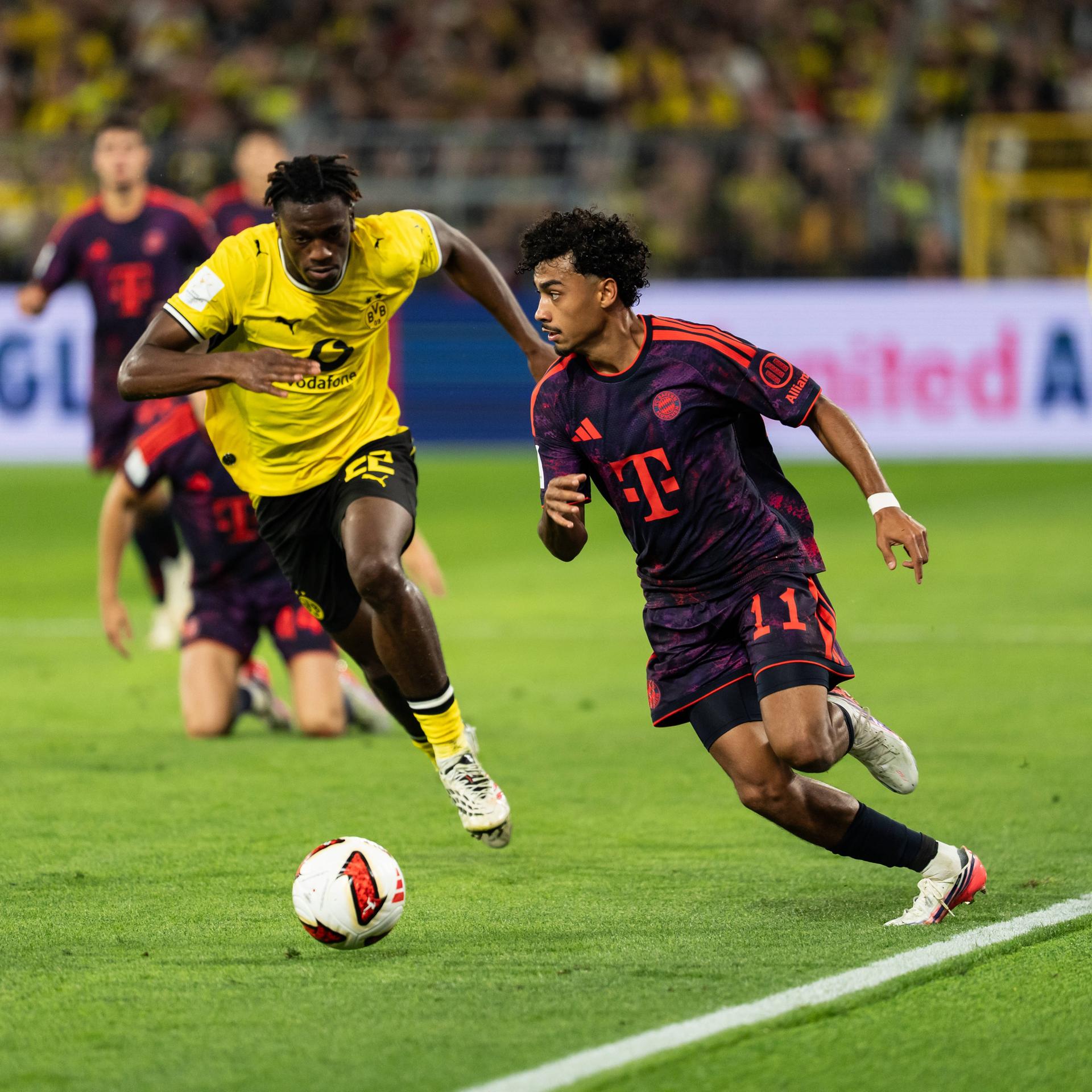 Zweikampf zwischen Nathaniel Brown vom FC Bayern München und Joane Gadou von Borussia Dortmund.