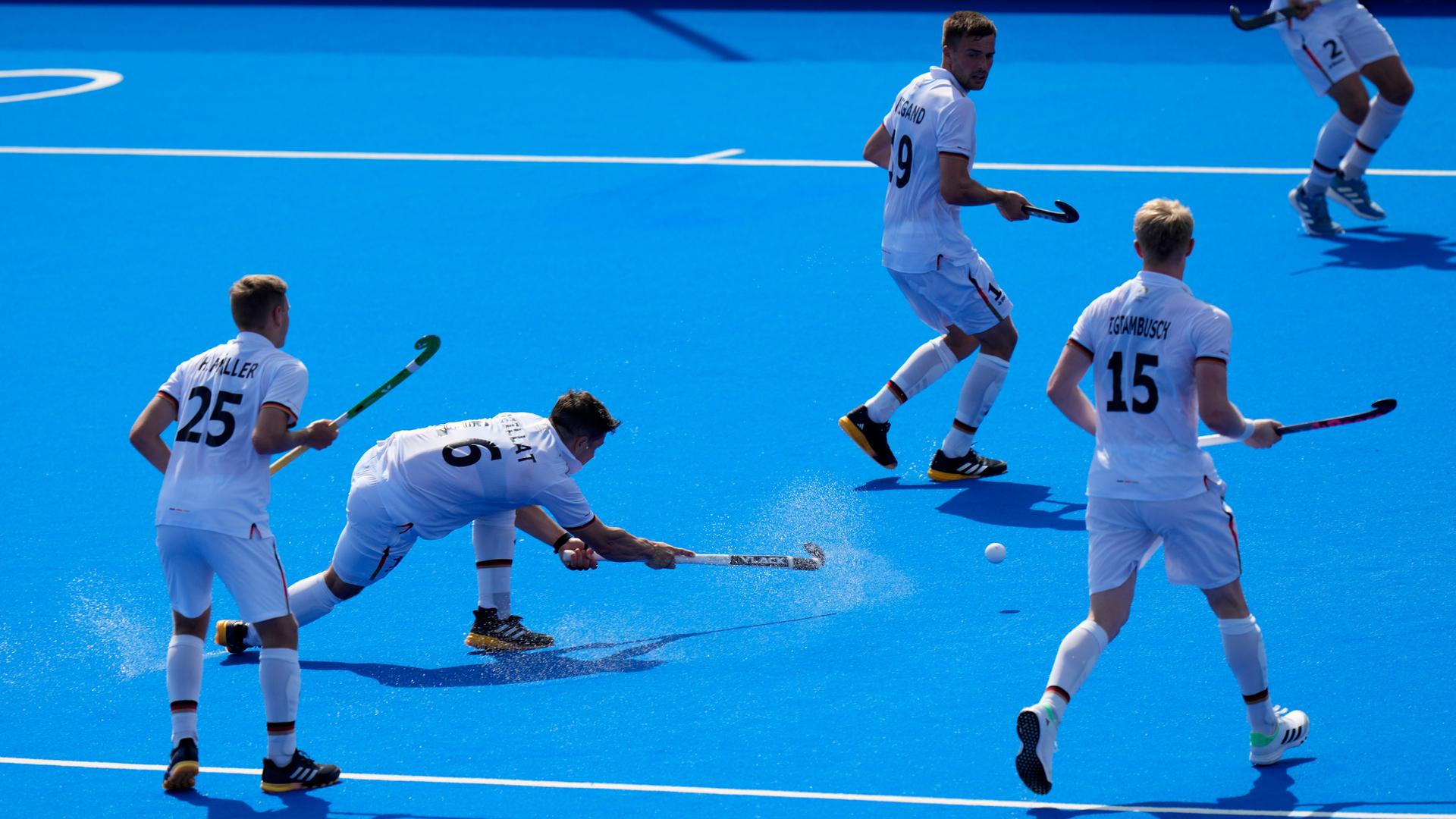 Paris 2024, Hockey, Herren, Olympia, Südafrika - Deutschland, Vorrunde: Deutschlands Gonzalo Peillat (2.vl) erzielt nach einer Strafecke das Tor zum 1:4. Paris 2024, Hockey, Herren, Olympia, Südafrika - Deutschland, Vorrunde: Deutschlands Gonzalo Peillat (2.vl) erzielt nach einer Strafecke das Tor zum 1:4.