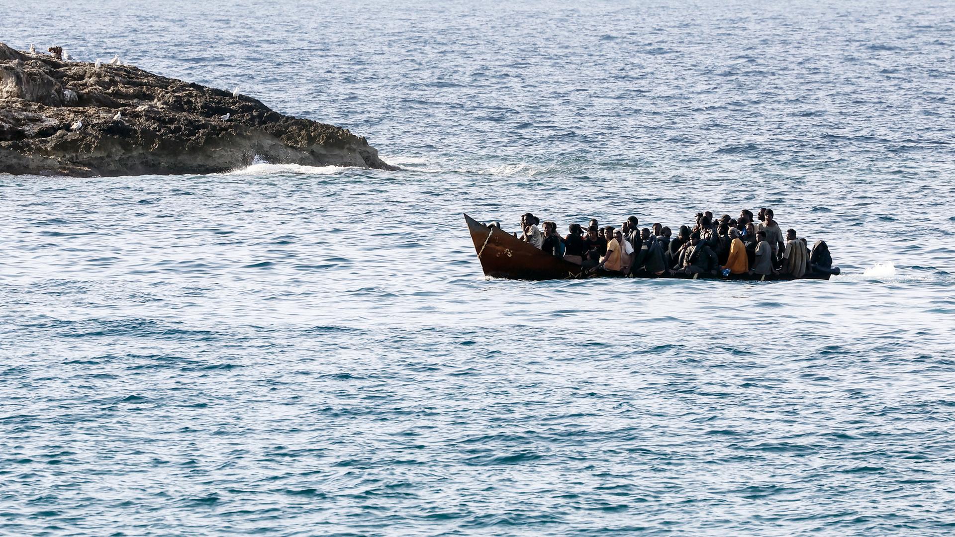 Migranten kommen am 16.9. mit einem Boot im Hafen der italienischen Insel Lampedusa an.