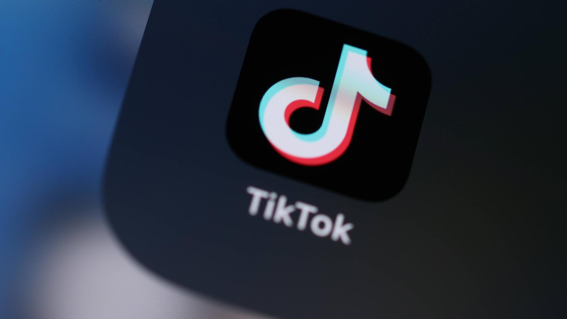 Die Tiktok-App auf einem Smartphone-Display 