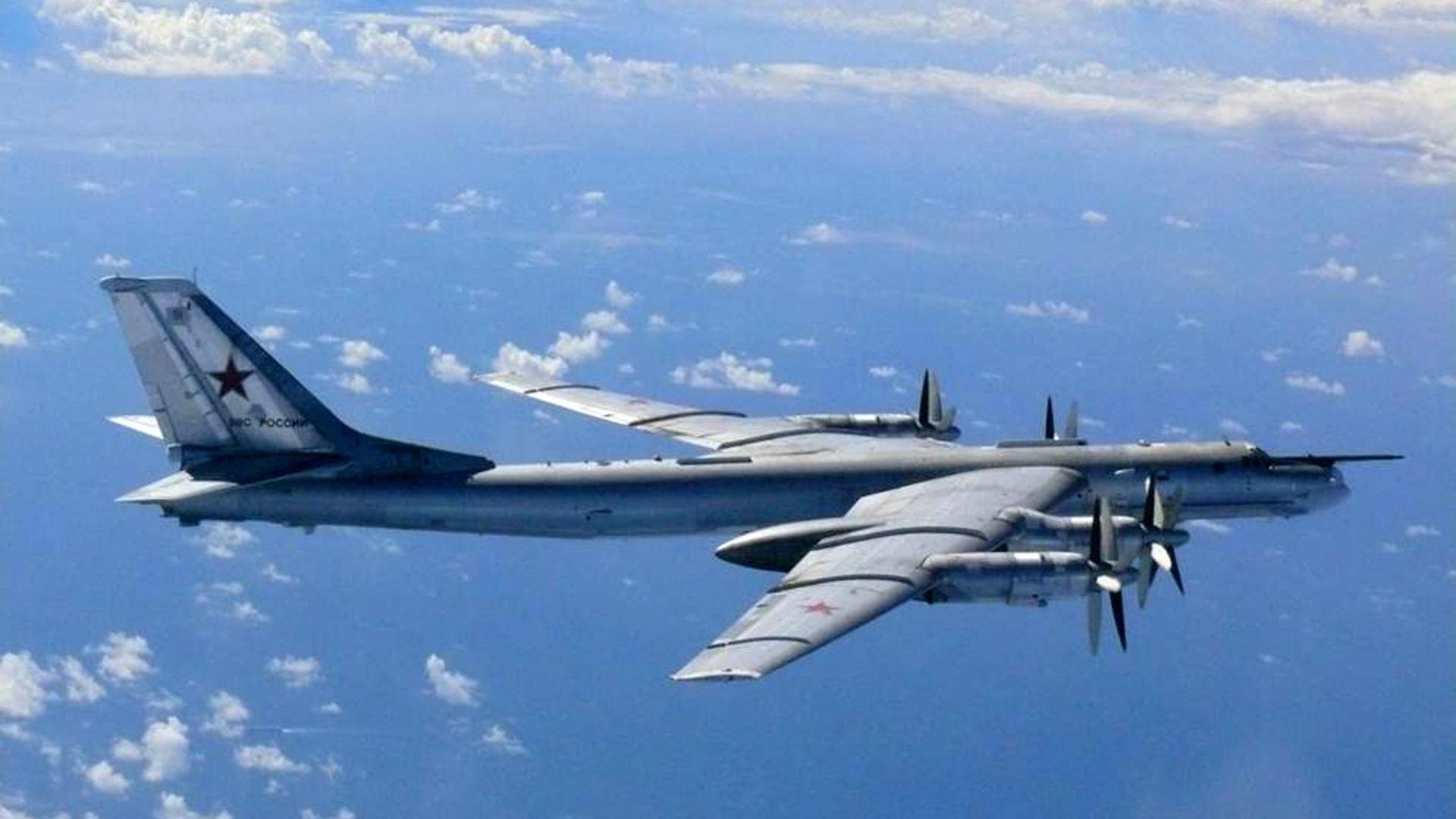 Ein russischer Tu-95-Langstreckenbomber (Archivfoto)