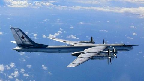 Ein russischer Tu-95-Langstreckenbomber (Archivfoto)