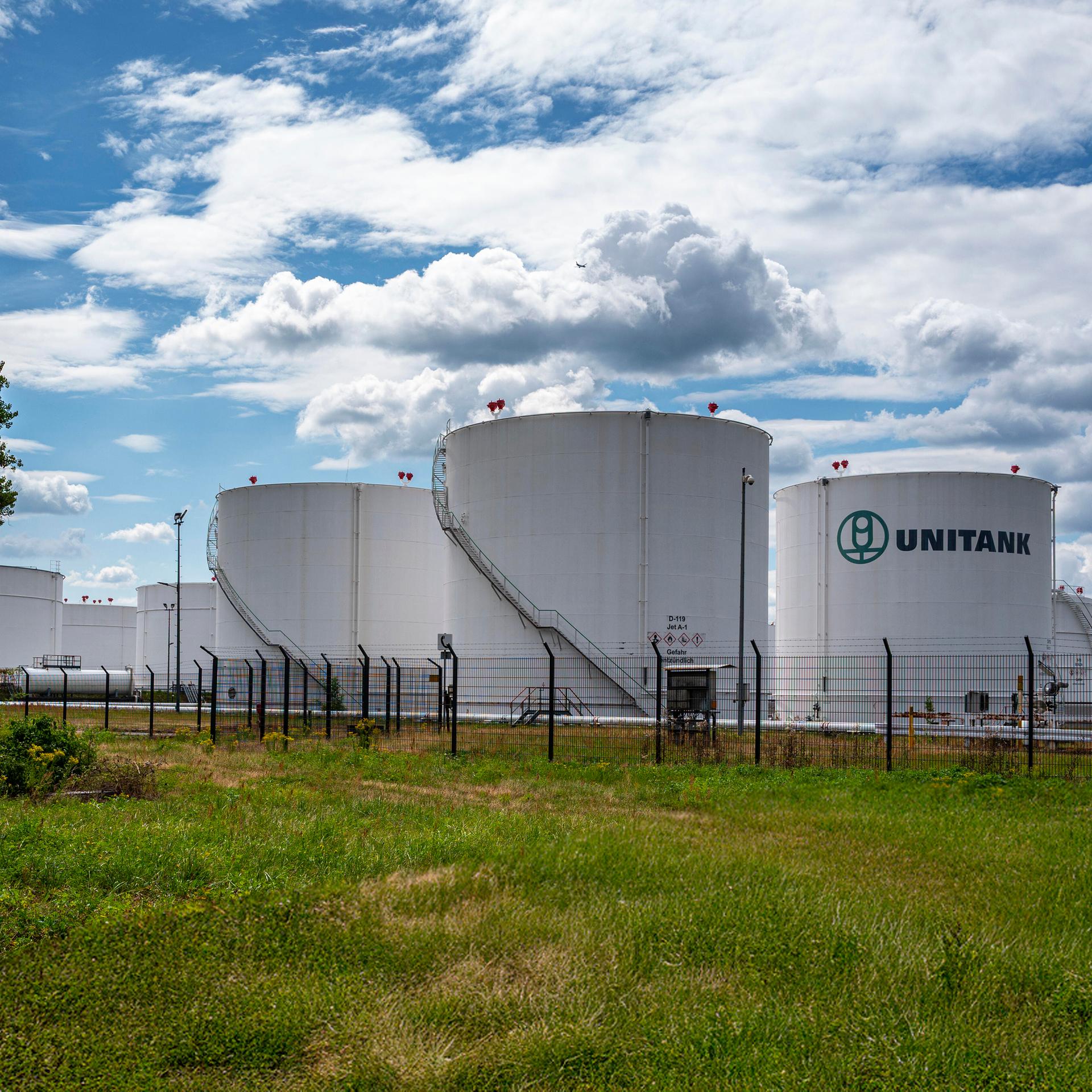 Tanklager im Ölhafen in Raunheim, Hessen
