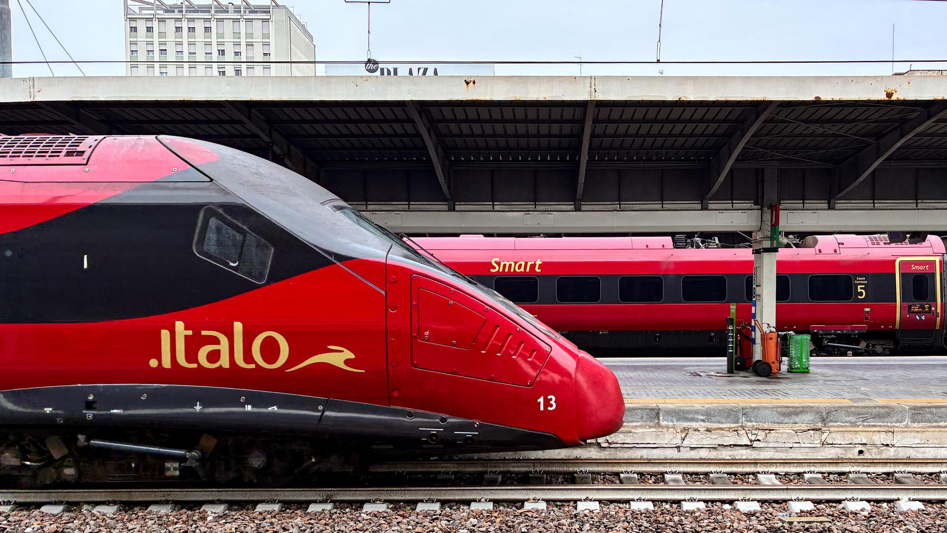 Ein Italo-Hochgeschwindigkeitszug steht am Bahnhof Venezia Santa Lucia in Venedig, Italien.